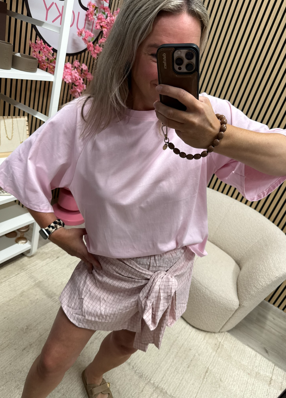 Basic T-shirt Miek lichtroze Model draagt Basic T-shirt Miek lichtroze met rokje
