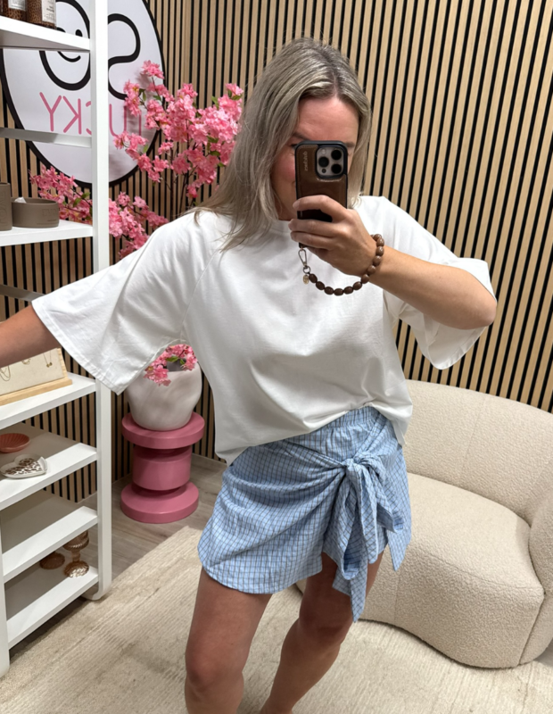 Model draagt wit basic katoenen T-shirt Miek