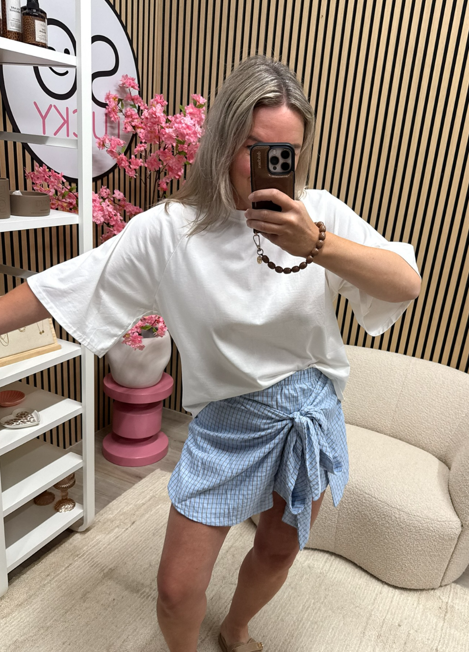 Basic T-shirt Miek – wit 14014 (3) Model draagt wit basic katoenen T-shirt Miek
