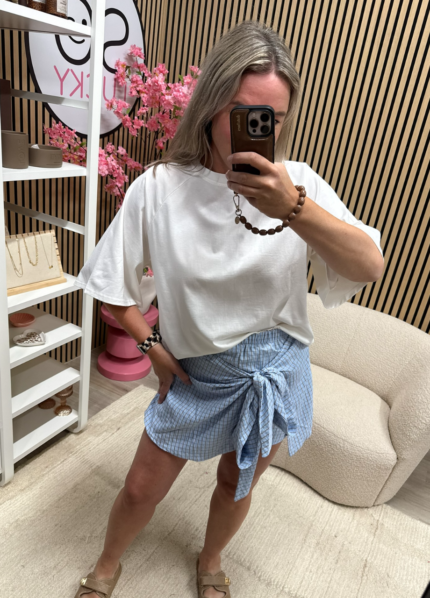 Model draagt Basic T-shirt Miek wit met rokje