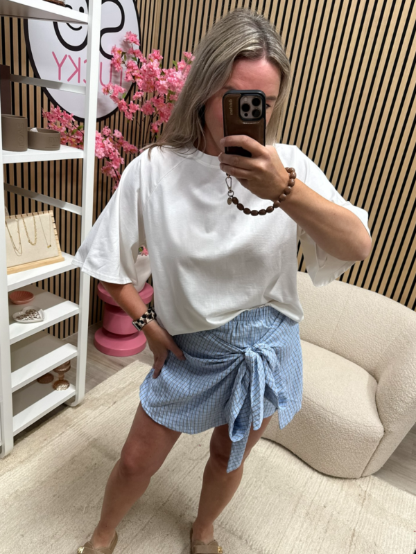 Model draagt Basic T-shirt Miek wit met rokje