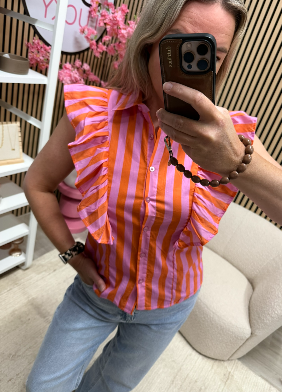 Blouse met ruches Model draagt Blouse met ruches – roze oranje strepen op een jeans – So Lucky