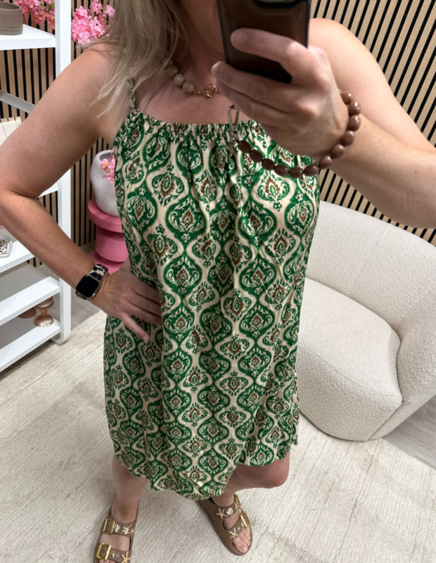 model draagt Jurkje 100% viscose - groen met zomerse accessoires – So Lucky