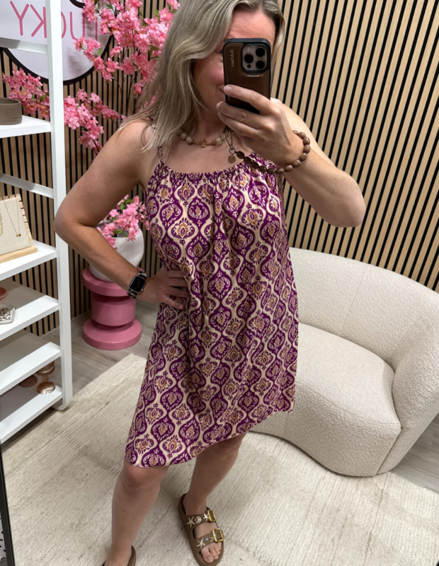 model draagt Jurkje 100% viscose - magenta met slippers – So Lucky
