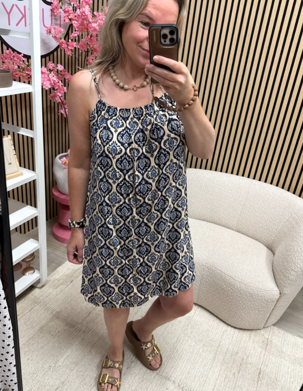 model draagt Jurkje 100% viscose - blauw met zomerse accessoires – So Lucky