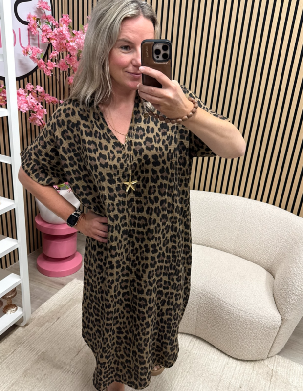 model draagt de lange mousseline jurk leopard met slippers – So Lucky