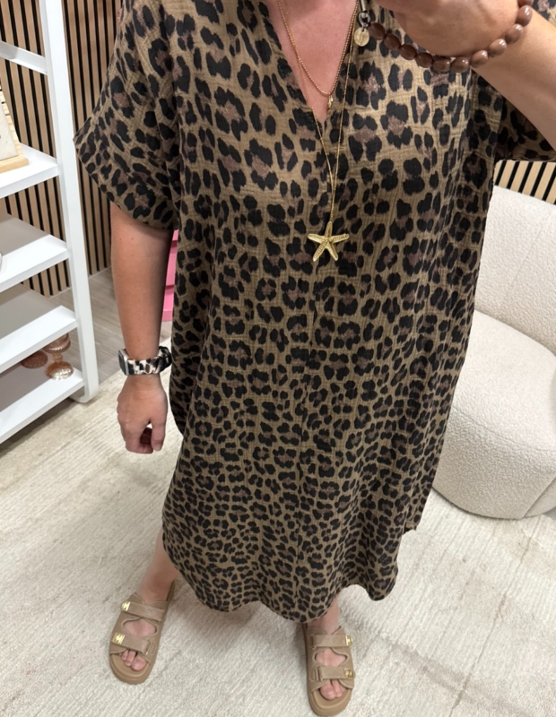 model draagt de lange mousseline jurk leopard van 100% katoen – So Lucky
