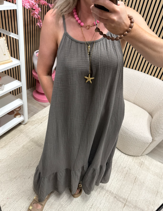model draagt de lange mousseline jurk met roezel taupe – So Lucky