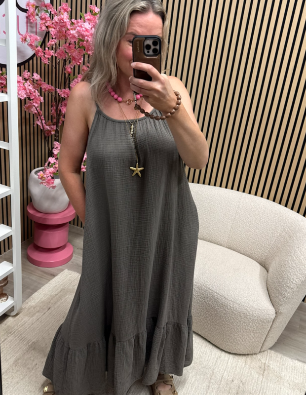 model draagt de lange mousseline jurk met roezel taupe van 100% katoen – So Lucky