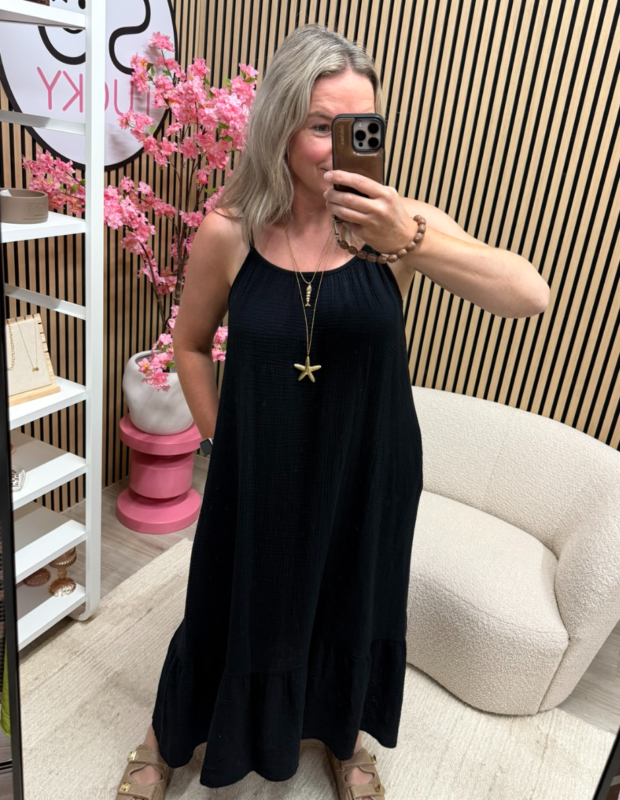 model draagt de lange mousseline jurk met roezel zwart met dunne schouderbandjes – So Lucky