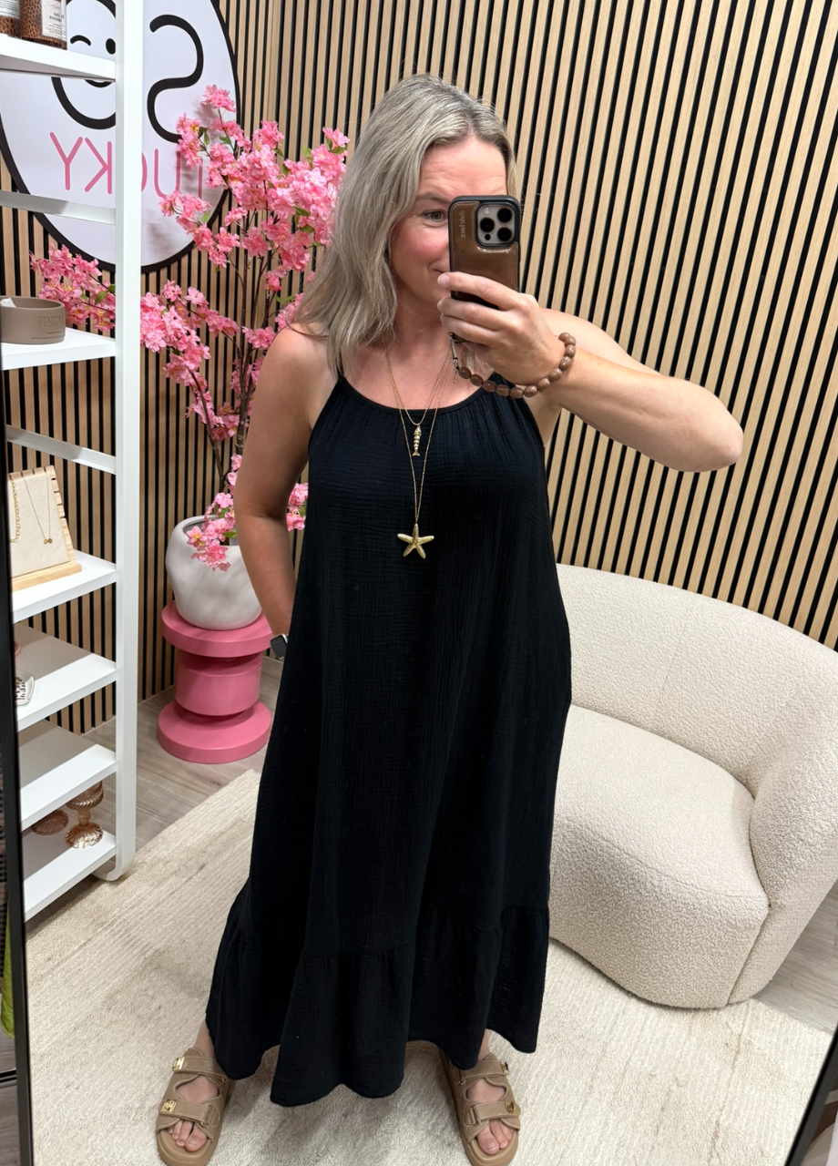 Lange mousseline jurk met roezel zwart _ So Lucky ( model draagt de lange mousseline jurk met roezel zwart met dunne schouderbandjes – So Lucky