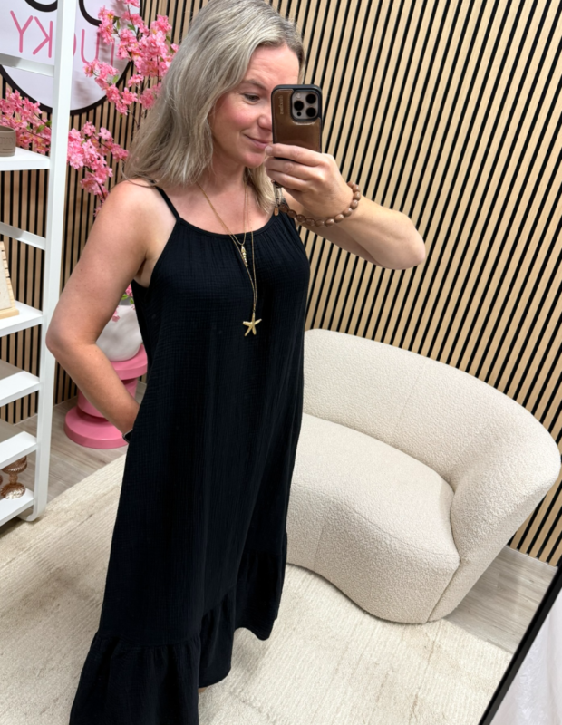 model draagt de lange mousseline jurk met roezel zwart van 100% katoen – So Lucky