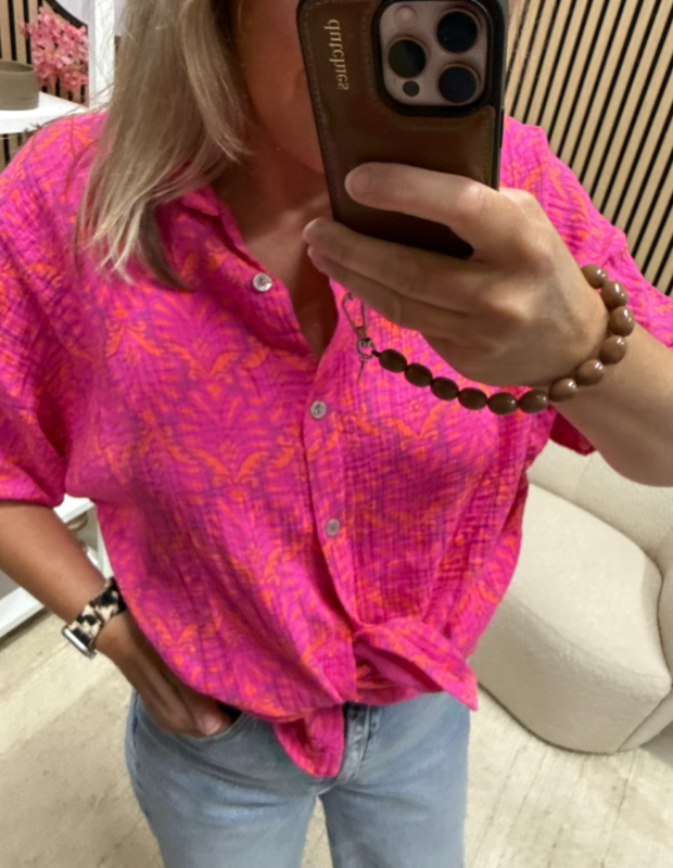 Model draagt Mousseline blouse – fuchsia print op een jeans – So Lucky