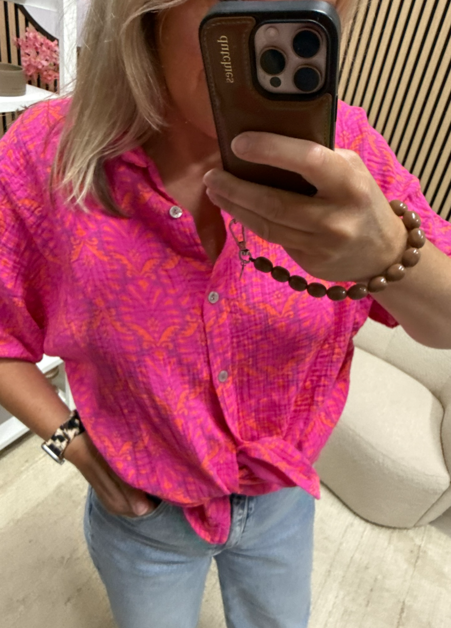 Mousseline blouse Model draagt Mousseline blouse – fuchsia print op een jeans – So Lucky