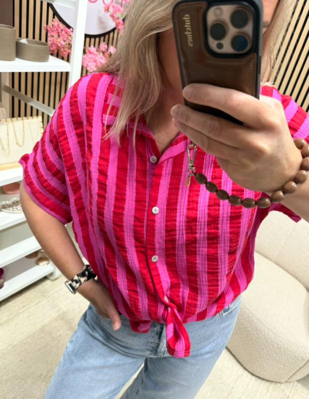 Model draagt Mousseline blouse – fuchsia met rode strepen – So Lucky