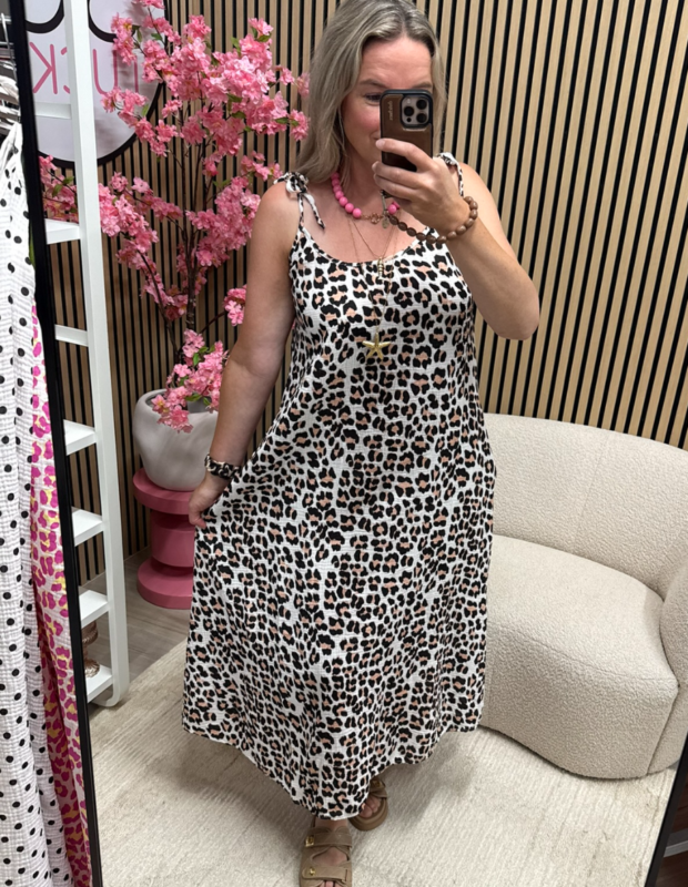 model draagt de mousseline jurk met strikbandjes leopard – So Lucky