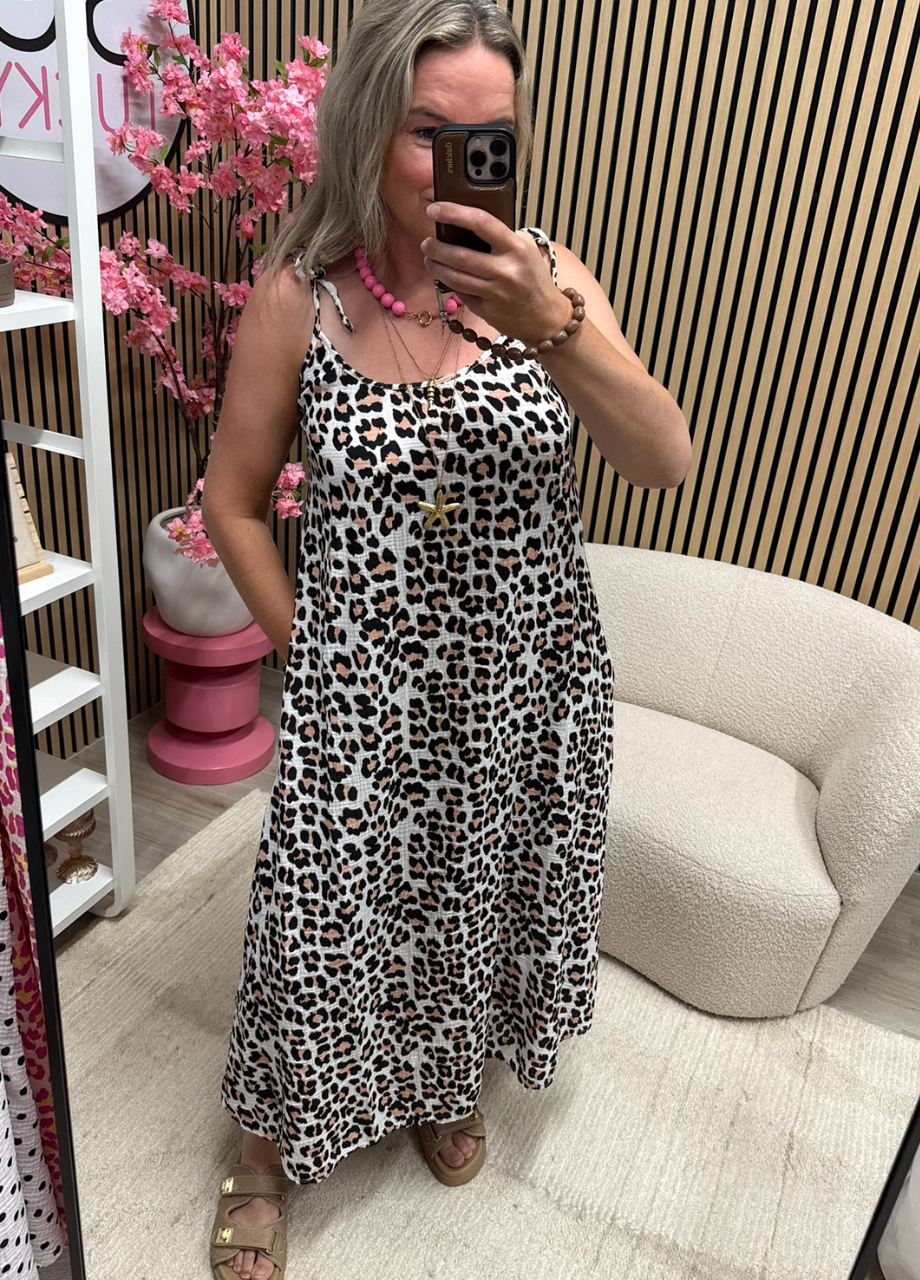 Mousseline jurk met strikbandjes leopard model draagt de mousseline jurk met strikbandjes leopard met steekzakken – So Lucky