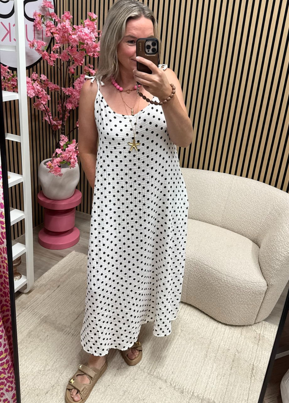 Mousseline jurk met strikbandjes – wit zwart polka dots (4) model draagt de mousseline jurk met strikbandjes wit zwart polka dots van 100% katoen – So Lucky