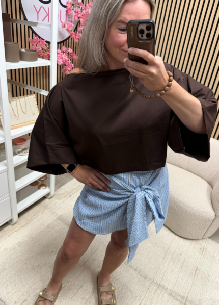 Model draagt Off shoulder top Mari met één schouder bloot - So Lucky