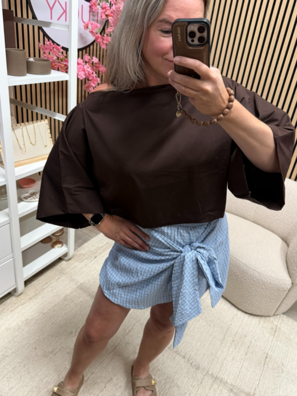 Model draagt Off shoulder top Mari met één schouder bloot - So Lucky