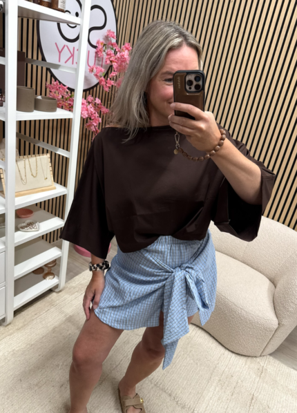 Model draagt bruine off shoulder top - So Lucky