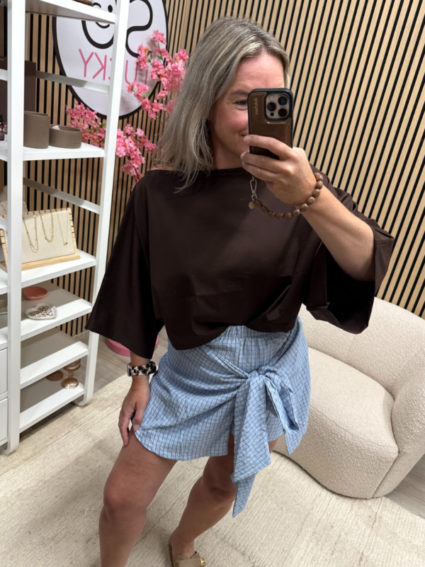 Model draagt bruine off shoulder top - So Lucky