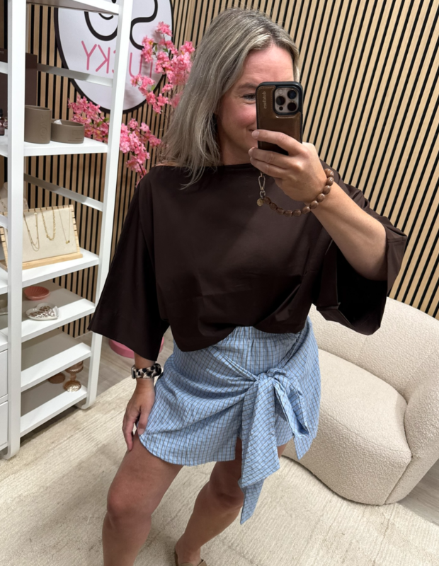 Model draagt bruine off shoulder top - So Lucky
