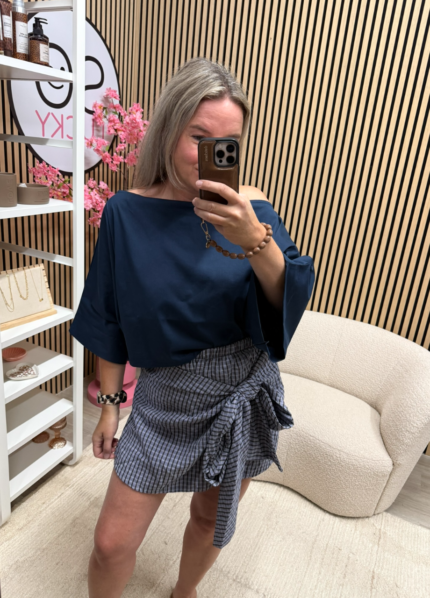 Model draagt Off shoulder top Mari donkerblauw - So Lucky