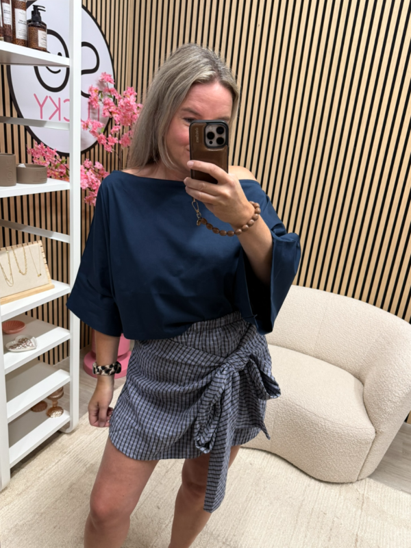 Model draagt Off shoulder top Mari donkerblauw - So Lucky