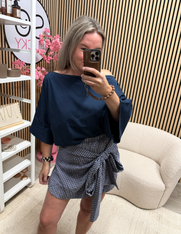 Model draagt Off shoulder top Mari donkerblauw - So Lucky