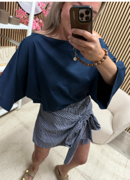 Model draagt donkerblauwe off shoulder top - So Lucky