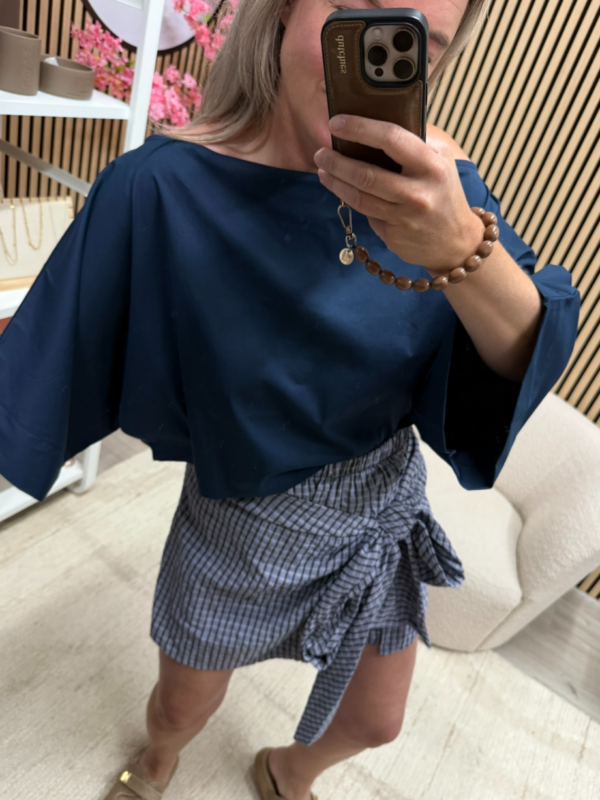 Model draagt donkerblauwe off shoulder top - So Lucky