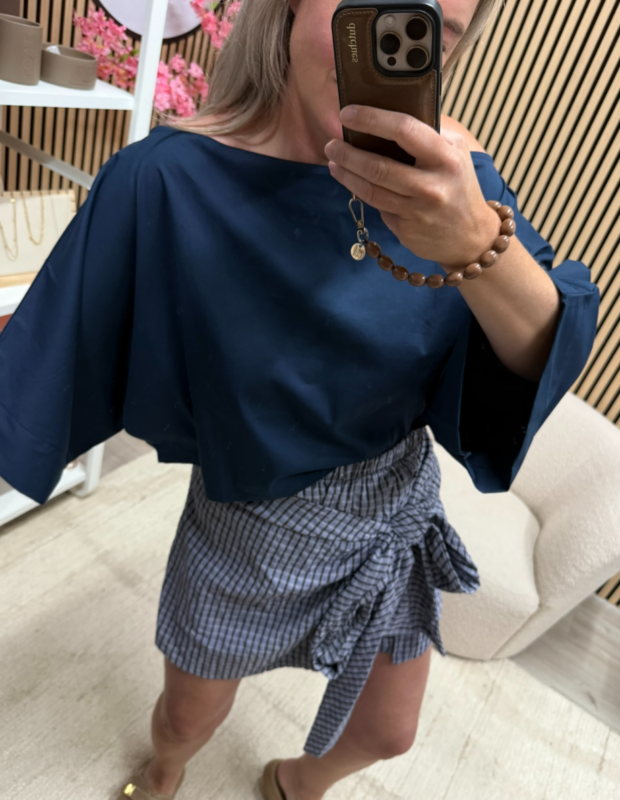 Model draagt donkerblauwe off shoulder top - So Lucky