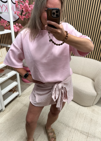 Model draagt lichtroze Top Anne - So Lucky