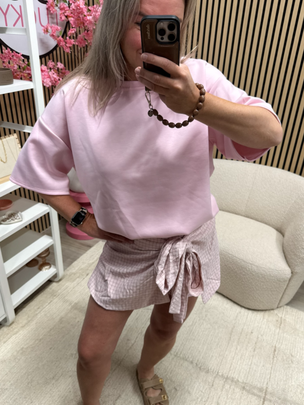 Model draagt lichtroze Top Anne - So Lucky