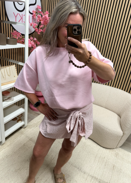 Model draagt lichtroze basic top - So Lucky
