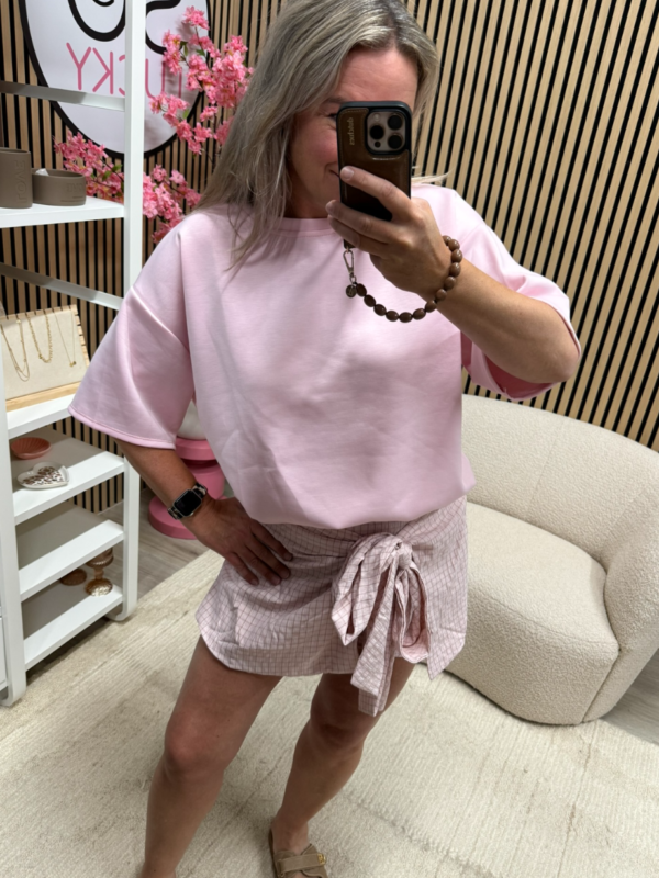 Model draagt lichtroze basic top - So Lucky