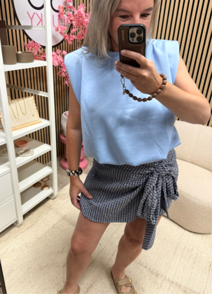 Model draagt Top Jess met bloezende pasvorm