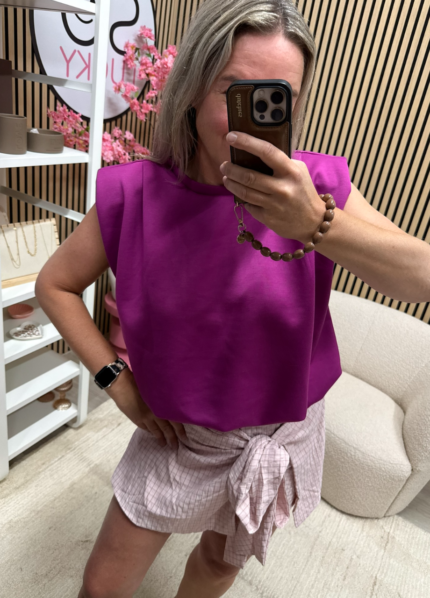 Model draagt Top Jess magenta