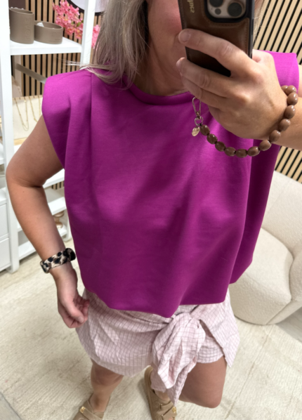 Model draagt magenta top met elastische onderkant