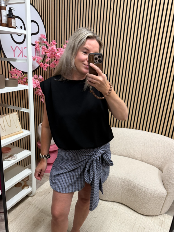 Model draagt zwarte top met schoudervullingen - So Lucky