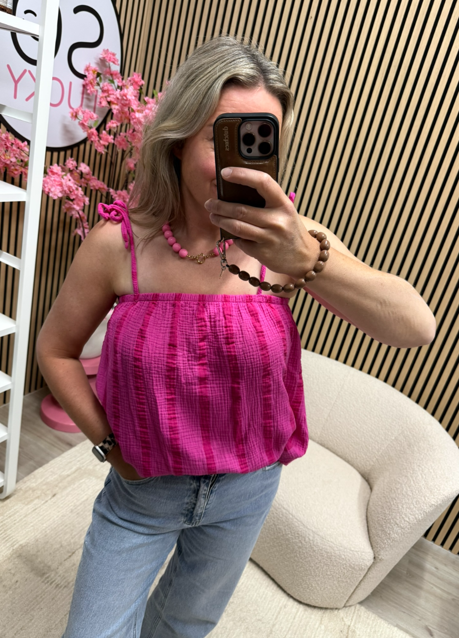 Top mousseline met strikbandjes – fuchsia (3) Model draagt Top mousseline met strikbandjes – fuchsia – So Lucky