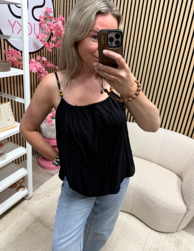 Model draagt Top viscose met kraaltjes – zwart – So Lucky