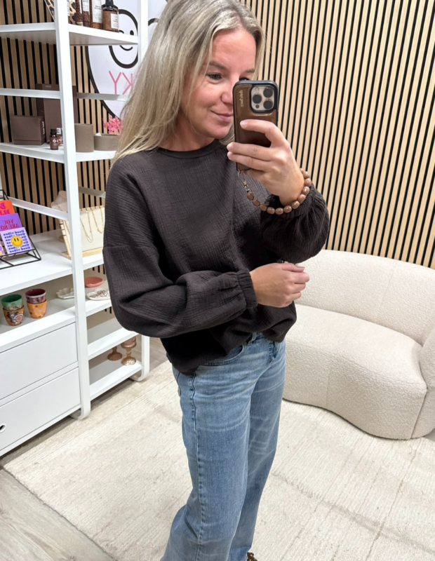 Bruine oversized sweater gedragen door model - So Lucky