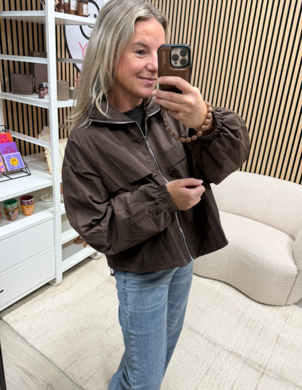 Model draagt sportief kort jack met trekkoord bruin op jeans - So Lucky