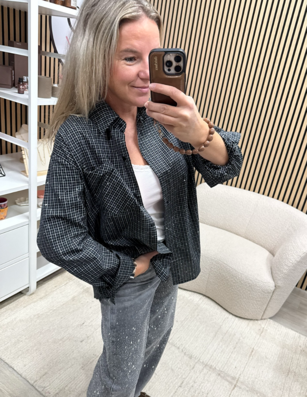 Model draagt zwart witte blouse met kleine ruit en strass - So Lucky