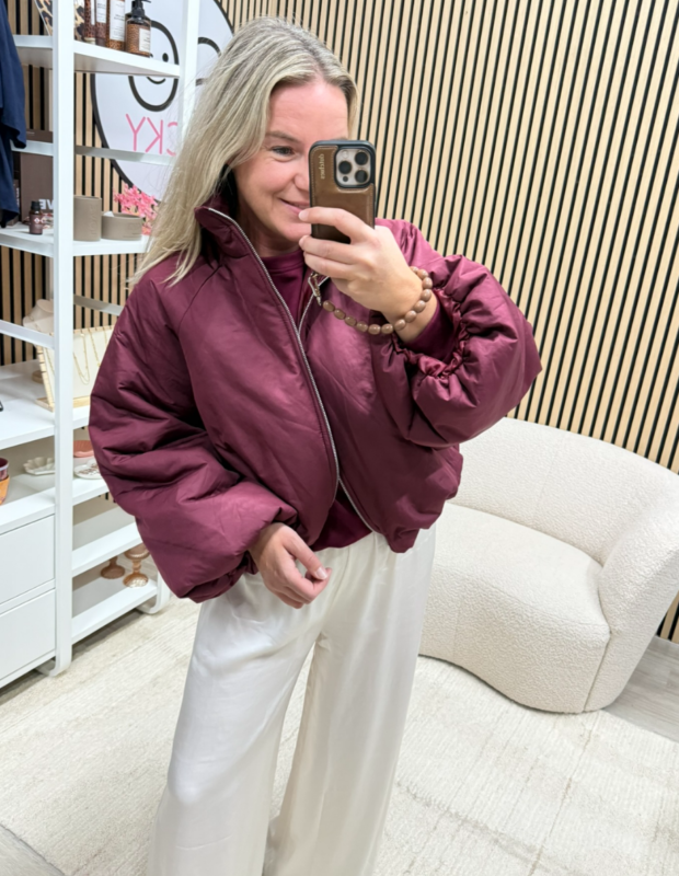 Model draagt bordeaux puffer jack met balloonmouwen - So Lucky