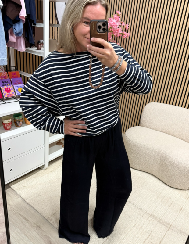 Model draagt donkerblauwe pantalon met licht satijnachtige stof - So Lucky