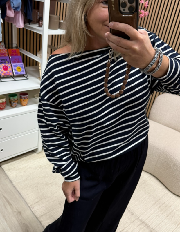 Model draagt Off shoulder sweater Noor – blauw/wit aan één kant van de schouder - So Lucky