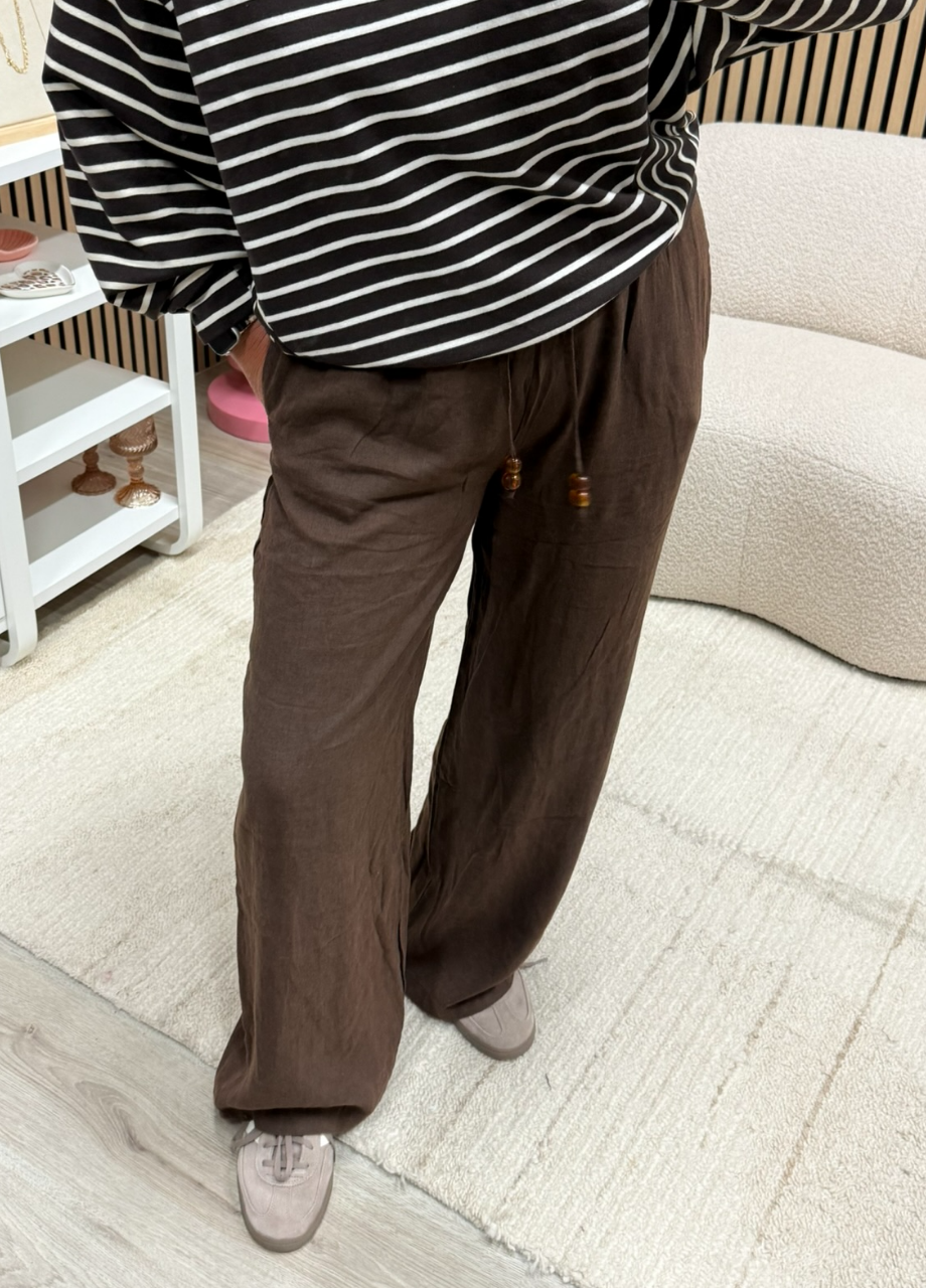 Linnen Tencel broek – bruin Model draagt bruine linnen Tencel broek gecombineerd met streep - So Lucky